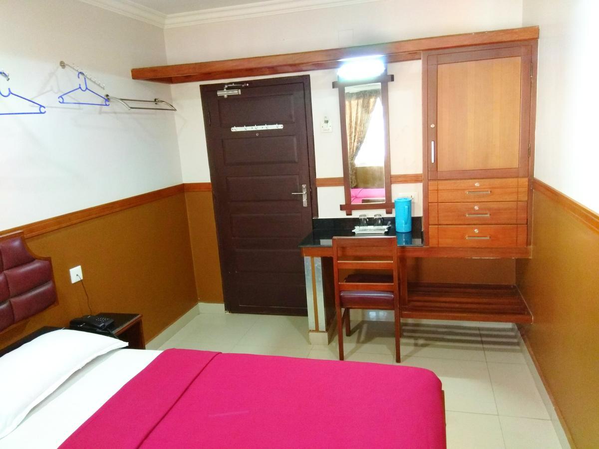 Hotel Maple Regency Kochi Exteriör bild
