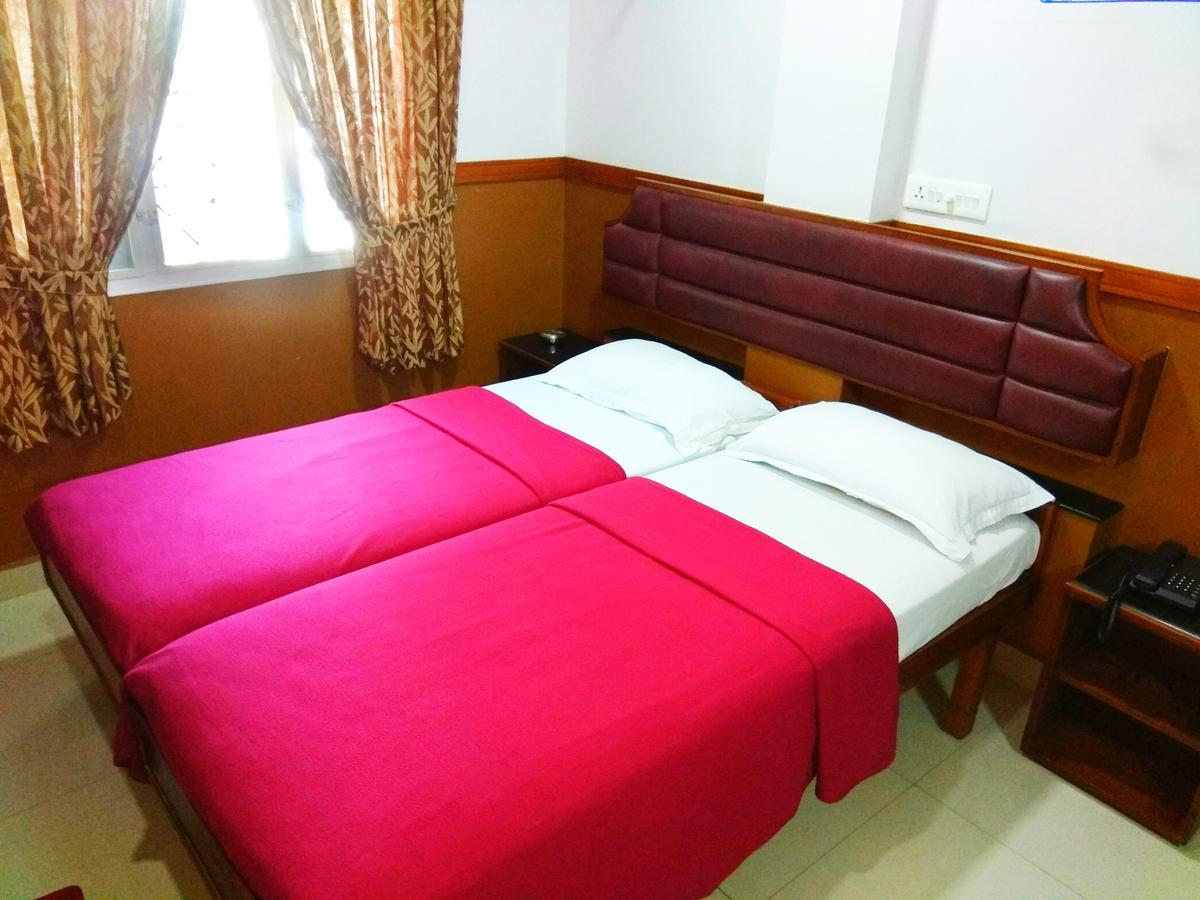 Hotel Maple Regency Kochi Exteriör bild