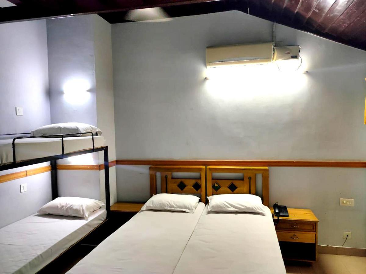 Hotel Maple Regency Kochi Exteriör bild