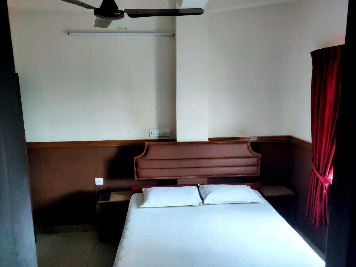 Hotel Maple Regency Kochi Exteriör bild
