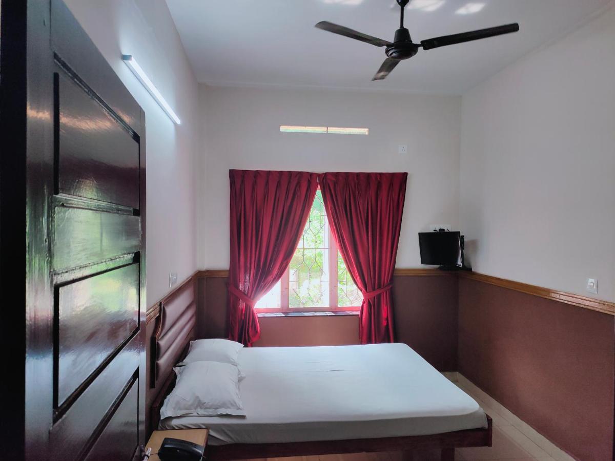 Hotel Maple Regency Kochi Exteriör bild